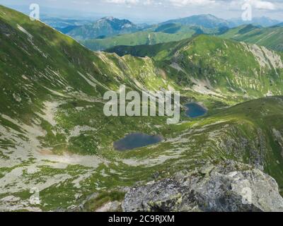 Magnifiques lacs de montagne bleu vif Horne et Dolne Jamnicke pleso avec vue sur les sommets verdoyants de montagne depuis la selle Jamnice sedlo, Western Tatras Banque D'Images