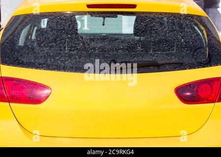 vitre arrière sale de couleur jaune de la voiture, vue arrière. Banque D'Images