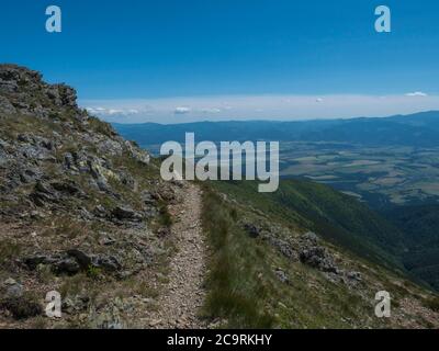 Vue sur la vallée de Liptovsky Mikulas depuis le sentier de randonnée sur le sommet de Baranec dans les montagnes de Tatra occidental ou Rohace. Fond ciel bleu d'été Banque D'Images