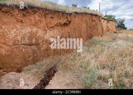 couches de terre avec des fissures dues à des glissements de terrain de la catastrophe écologique du sol. Banque D'Images