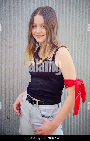 Portrait rétro vintage d'une fille portant le bandanna rouge et débardeur noir Banque D'Images