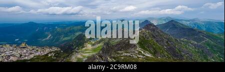 Vue panoramique depuis le sommet de Rohac sur les montagnes de Tatra occidental ou panorama de Rohace avec sentier de randonnée sur la crête. Des montagnes et des lacs de montagne verdoyants Banque D'Images