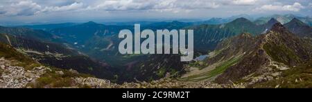 Vue panoramique depuis le sommet de Banikov sur les montagnes de Tatra occidental ou Rohace panorama. Des montagnes verdoyantes - ostry rohac, placlive et volovec avec la randonnée Banque D'Images