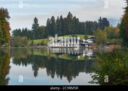 Garmisch-Partenkirchen - vue sur le lac-Riesser-House reflétée dans l'eau, Bavière, Allemagne, 02.10.2013 Banque D'Images