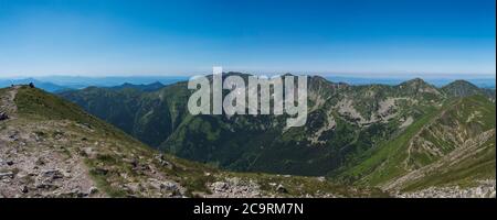 Vue panoramique depuis le sommet de Baranec sur les montagnes de Tatra occidental ou le panorama de Rohace. Des montagnes verdoyantes - ostry rohac, placlive et volovec avec la randonnée Banque D'Images