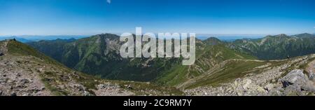 Vue panoramique depuis le sommet de Baranec sur les montagnes de Tatra occidental ou le panorama de Rohace. Des montagnes verdoyantes - ostry rohac, placlive et volovec avec la randonnée Banque D'Images