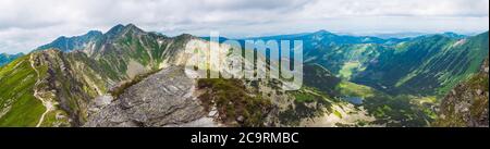 Vue panoramique depuis le sommet de Placlive sur les montagnes de Tatra occidental ou le panorama de Rohace. Montagnes vertes et lac rohacske pleso, ostry rohac, hruba Banque D'Images