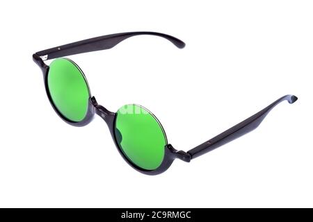 Lunettes de soleil en bois taille basse avec verres ronds teintés en vert, accessoire écologique isolé sur fond blanc. Banque D'Images