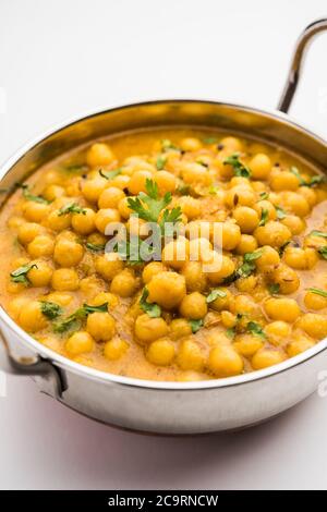 Ragda est le curry indien fait avec des pois blancs séchés servi dans un bol. Il est savoureux, légèrement tangy et épicé curry habituellement servi avec une coupe de pomme de terre Banque D'Images
