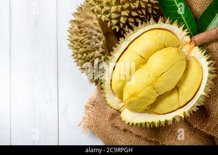 Durian frais (Kan yao) ou Durio zibthinus Murray sur fond de sac et de vieux bois, roi de fruits de Thaïlande en été Banque D'Images