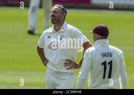 Londres, Royaume-Uni. 2 août 2020. Soulagement pour Rikki Clarke alors qu'il obtient finalement Nick Gubbins pour 192 quilles pour Surrey againss Middlesex le deuxième jour du jeu Bob Willis Trophy à l'Oval. David Rowe/Alay Live News Banque D'Images