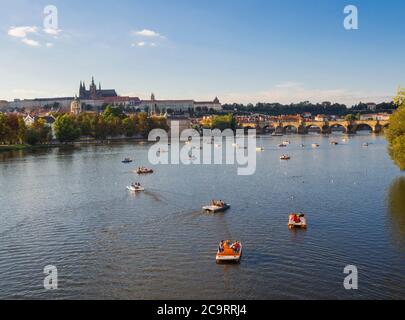 République tchèque, Prague, 8 septembre 2018 : panorama du pont Charles sur la Vltava et Gradchany, le château de Prague et la cathédrale Saint-Vitus. République tchèque Banque D'Images