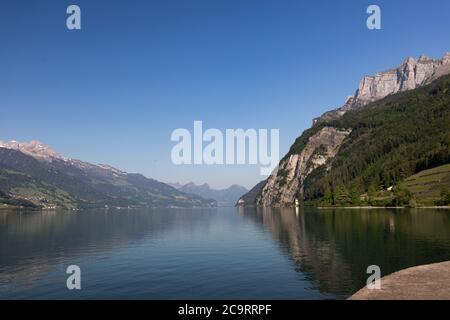 Vue sur Walensee (lac Walen) près de Walenstadt, Suisse. Banque D'Images