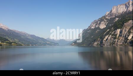 Vue sur Walensee (lac Walen) près de Walenstadt, Suisse. Banque D'Images