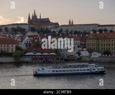 République tchèque, Prague, 8 septembre 2018 : panorama du pont Charles sur la Vltava et Gradchany, château de Prague et cathédrale Saint-Vitus avec Banque D'Images