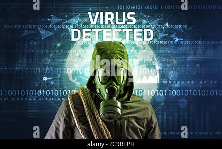 Hacker sans visage au travail avec VIRUS DÉTECTÉ inscription, concept de sécurité informatique Banque D'Images