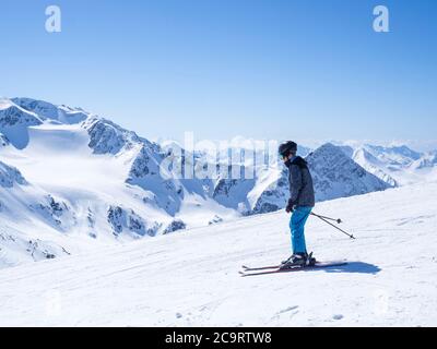 Skieur au sommet de la montagne Schaufelspitze à la station de ski de Stubai Gletscher se préparant à descendre dans la vallée. Sommets enneigés. Tyrol du Sud, Aust Banque D'Images