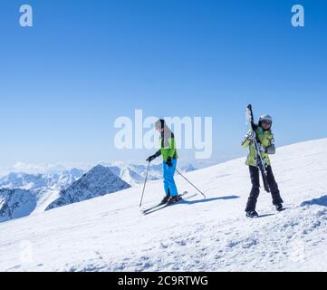 Glacier de Stubai, AUTRICHE, 2 mai 2019 : les skieurs au sommet de la montagne Schaufelspitze à la station de ski de Stubai Gletscher se préparent à descendre dans la vallée Banque D'Images