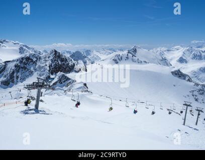 Vue panoramique depuis le sommet de Wildspitze sur le paysage d'hiver avec des pistes de montagne enneigées et des pistes et des skieurs sur télésiège à Stubai Gletscher ski r Banque D'Images