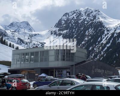 Glacier de Stubai, AUTRICHE, 2 mai 2019 : Talstation ski depo et place de parking à la station de ski de Stubier Gletscher avec les skieurs de préparation. Stubaital, Tyrol A Banque D'Images