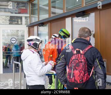 KAPRUN, AUTRICHE, 12 mars 2019 : les skieurs achetent leur forfait à la billetterie de la station de ski de Kitzsteinhorn, sur la station de téléski de téléphérique. Banque D'Images