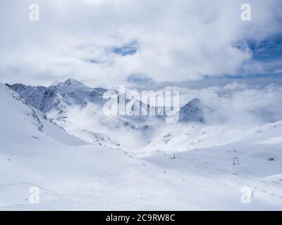 Paysage d'hiver avec des pistes de montagne enneigées et des pistes vides, journée ensoleillée au printemps à la station de ski Stubai Gletscher, Stubaital, Tyrol, Alpes autrichiennes Banque D'Images