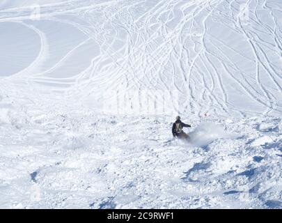 Piste gratuite avec ski en freerider ski alpin sur pistes enneigées depuis le sommet de la montagne Kitzsteinhorn à la station de ski de Kaprun, Nationa Banque D'Images