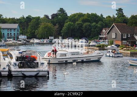 Norfolk Broads, vue en été d'un groupe de familles quittant Hoveton Staithe pour commencer un voyage sur les Norfolk Broads, Wroxham, East Anglia, Angleterre, Royaume-Uni Banque D'Images