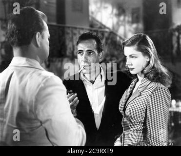 WALTER SANDE Humphrey Bogart et Lauren Bacall dans d'avoir et n'ont pas 1944 roman directeur Howard Hawks scénario JULES FURTHMAN Ernest Hemingway et William Faulkner Warner Bros. Banque D'Images