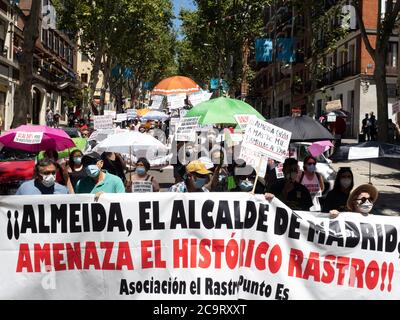 Madrid, Espagne. 2 août 2020. Le protestant portant une bannière contre le maire de Madrid, José Luis Martínez-Almeida, parce qu'il menace le marché aux puces historique de 'Rastro'. © Valentin Sama-Rojo/Alamy Live News. Banque D'Images