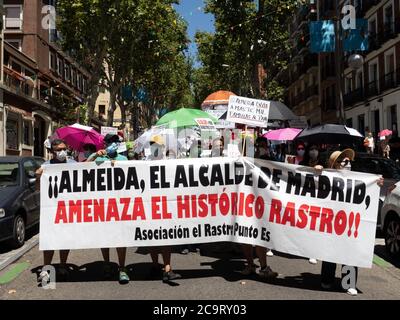 Madrid, Espagne. 2 août 2020. Le protestant portant une bannière contre le maire de Madrid, José Luis Martínez-Almeida, parce qu'il menace le marché aux puces historique de 'Rastro'. © Valentin Sama-Rojo/Alamy Live News. Banque D'Images