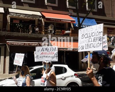 Madrid, Espagne. 2 août 2020. Des manifestants passent devant des magasins d'antiquités dans le quartier de 'Rastro' pendant la manifestation défendant le marché aux puces. © Valentin Sama-Rojo/Alamy Live News. Banque D'Images