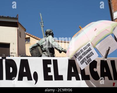 Madrid, Espagne. 2 août 2020. Statue de Cascorro derrière une bannière défendant le marché aux puces 'Rastro' de Madrid. © Valentin Sama-Rojo/Alamy Live News. Banque D'Images