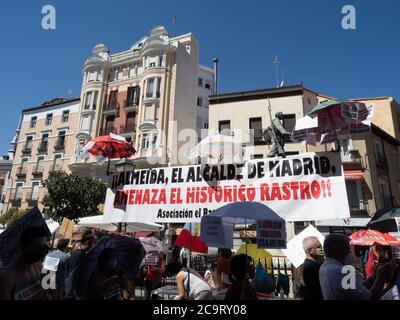 Madrid, Espagne. 2 août 2020. Des vendeurs du marché aux puces traditionnel 'Rastro' de Madrid protestant sur la place Cascorro. © Valentin Sama-Rojo/Alamy Live News. Banque D'Images