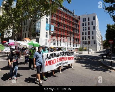 Madrid, Espagne. 2 août 2020. Le protestant portant une bannière contre le maire de Madrid, José Luis Martínez-Almeida, parce qu'il menace le marché aux puces historique de 'Rastro'. © Valentin Sama-Rojo/Alamy Live News. Banque D'Images