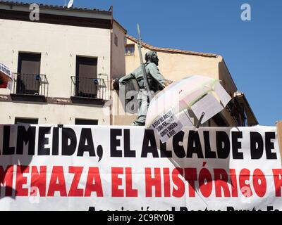 Madrid, Espagne. 2 août 2020. Statue de Cascorro derrière une bannière défendant le marché aux puces 'Rastro' de Madrid. © Valentin Sama-Rojo/Alamy Live News. Banque D'Images