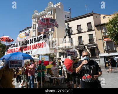 Madrid, Espagne. 2 août 2020. Pedro Santos, porte-parole des associations 'El Rastro Punto es', 'Argatsana' et 'Asociación Independiente de El Rastro (Asiveras)', lisant un manifeste défendant le marché aux puces de Rastro à son emplacement d'origine. © Valentin Sama-Rojo/Alamy Live News. Banque D'Images