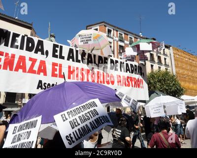 Madrid, Espagne. 2 août 2020. Des vendeurs du marché aux puces traditionnel 'Rastro' de Madrid protestant sur la place Cascorro. © Valentin Sama-Rojo/Alamy Live News. Banque D'Images