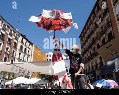 Madrid, Espagne. 2 août 2020. Un manifestant qui prend la bannière défendant le marché aux puces 'Rastro' de Madrid. © Valentin Sama-Rojo/Alamy Live News. Banque D'Images