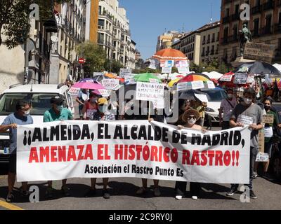 Madrid, Espagne. 2 août 2020. Le protestant portant une bannière contre le maire de Madrid, José Luis Martínez-Almeida, parce qu'il menace le marché aux puces historique de 'Rastro'. © Valentin Sama-Rojo/Alamy Live News. Banque D'Images