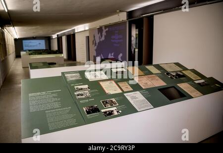 Berlin, Allemagne. 16 juillet 2020. Vue de l'exposition permanente dans le Centre de documentation NS Forced Labor. Dans les anciennes casernes de logements sur le terrain du seul camp de travail forcé presque entièrement préservé de l'ère nazie, il y a, en plus de l'exposition permanente, une archive, une bibliothèque, un lieu de rencontre international des jeunes ainsi que des expositions temporaires et des salles d'événements. Credit: Britta Pedersen/dpa-Zentralbild/ZB/dpa/Alay Live News Banque D'Images