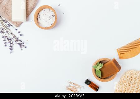Cosmétiques biologiques pour le bain et accessoires zéro déchet sur fond blanc, plat. Banque D'Images