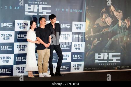 Lee Jung-Hyun, Yeon sang-Ho et Gang Dong-Won, 9 juillet 2020 : (G-D) l'actrice sud-coréenne Lee Jung-Hyun, le réalisateur Yeon sang-Ho et l'acteur Gang Dong-Won posent lors d'une conférence de presse pour le film 'Peninsula' à Séoul, en Corée du Sud. Le film « Peninsula » est la suite de 2016 superproductions zombies « train to Busan » et raconte une histoire de survivants de la péninsule coréenne infestée de zombies quatre ans après les événements du « train to Busan ». Le film a été sélectionné pour la programmation officielle du Festival de Cannes de cette année. Credit: Lee Jae-won/AFLO/Alay Live News Banque D'Images