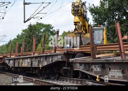 Hambourg, Allemagne. 02 août 2020. Une grue soulève la cargaison d'un wagon déraillé d'un train de construction. En raison de plusieurs wagons déraillés, le chemin de fer a fermé la ligne entre Hambourg et Pinneberg toute la journée, provoquant des perturbations dans la circulation régionale et longue distance. La police a entamé des enquêtes sur la cause de l'accident. Credit: Florian Sprenger/Westküsten-News/dpa/Alay Live News Banque D'Images