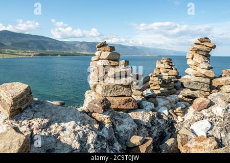 Pile de pierres construite dans le cairn sur le fond du lac Baikal. Concept de calme et détachement avec la nature Banque D'Images