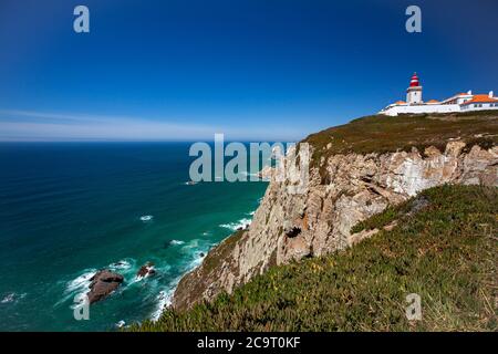 Une image grand angle du célèbre cabo da roca (Cap Roca) le promontoire qui marque le point le plus à l'ouest de l'Europe continentale. Fonctions photo abruptes Banque D'Images
