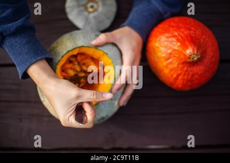 Creusant une citrouille pour préparer le processus de sculpture de lanterne d'halloween Banque D'Images