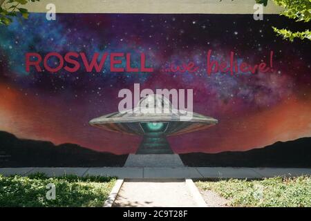 Roswell, NOUVEAU-MEXIQUE, États-Unis. 1er août 2020. Une fresque dans le centre-ville de Roswell, Nouveau-Mexique. 1er août 2020. Crédit : Bryan Smith/ZUMA Wire/Alay Live News Banque D'Images