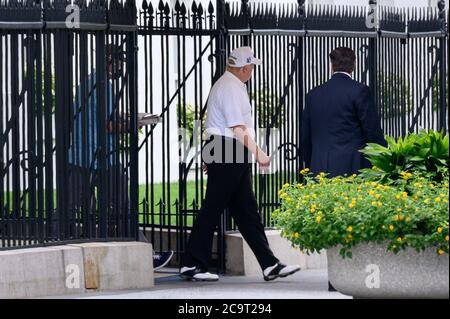 Washington, DC, États-Unis. 1er août 2020. Le président américain Donald Trump quitte la Maison Blanche à Washington, DC, États-Unis, le samedi 1er août 2020. Photographe: Erin Scott/Bloomberg | usage dans le monde crédit: dpa/Alay Live News Banque D'Images