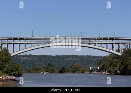 Le pont Henry Hudson qui enjambe le ruisseau Spuyten Duyvil reliant le Bronx au nord de Manhattan à Inwood par une journée ensoleillée avec un ciel bleu clair Banque D'Images